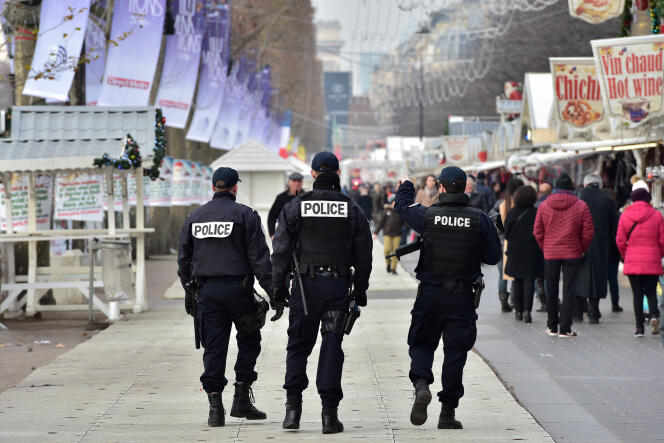 Des agents de police patrouillent dans le marché de Noël des Champs Elysées, à Paris, le 20 décembre 2016.