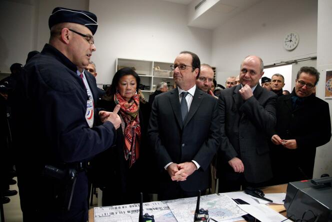 Le président, Francois Hollande, et le ministre de l’intérieur, Bruno Le Roux, au commissariat des Champs-Elysées, le 31 décembre 2016.