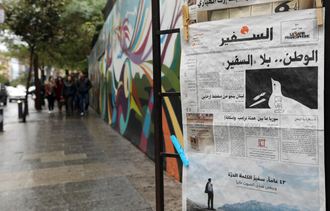 Un kiosque de Beyrouth affiche la dernière édition d’« As-Safir », le 31 décembre.