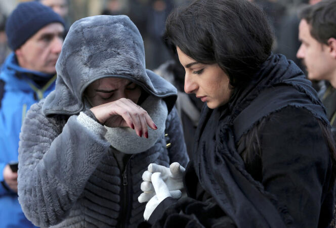 Des survivantes de l’attaque, devant la discothèque Reina, à Istanbul, dimanche 1er janvier.