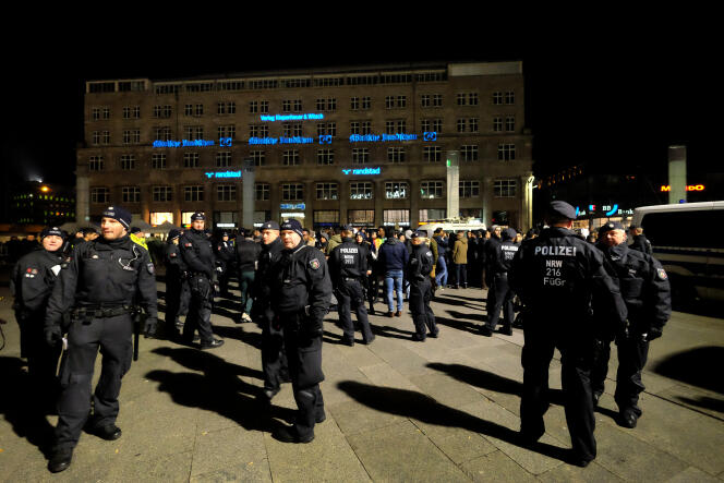 Des policiers devant la gare de Cologne, le 31 décembre 2016.