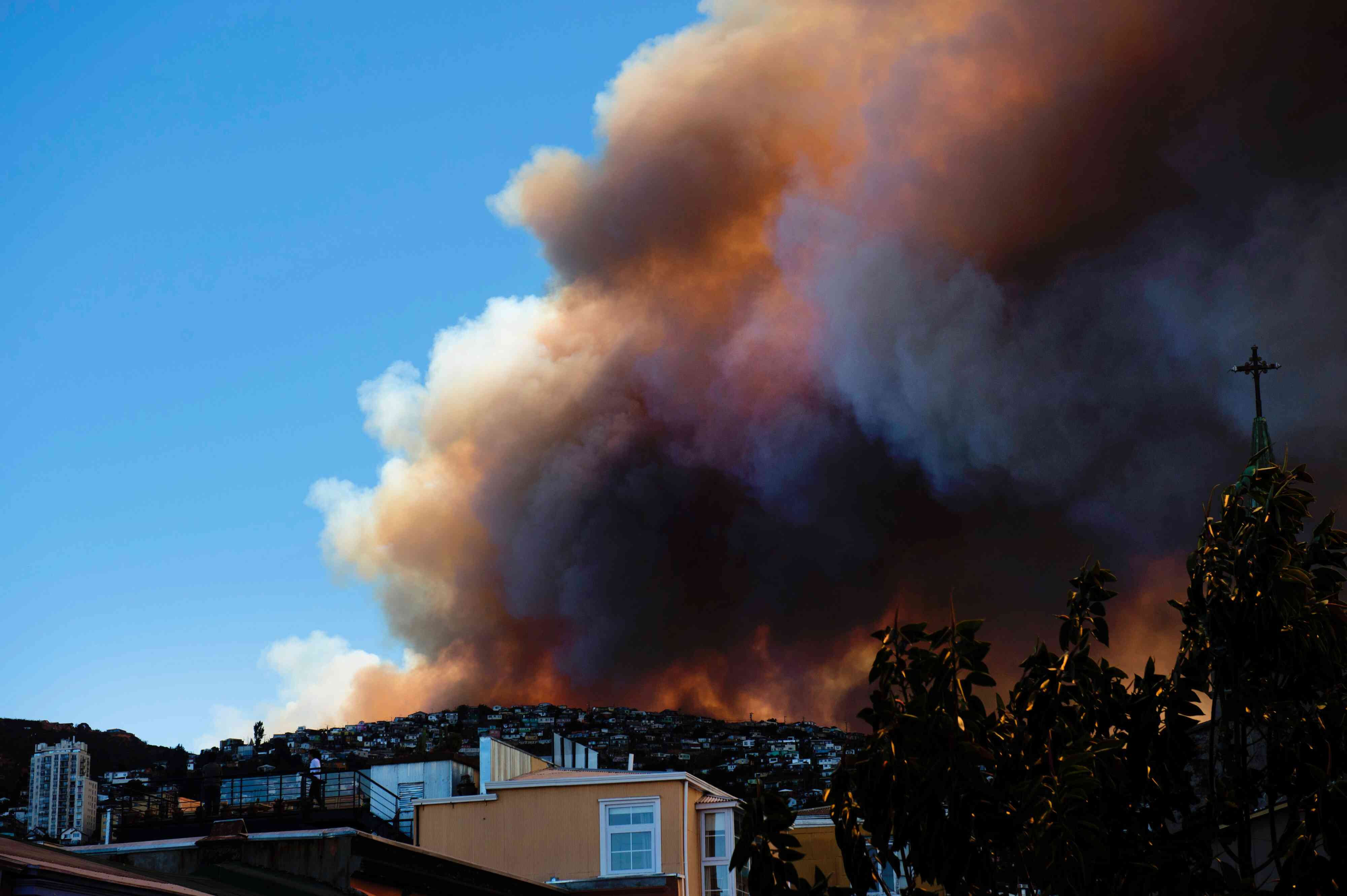 Chili incendie spectaculaire dans les hauteurs de Valparaiso