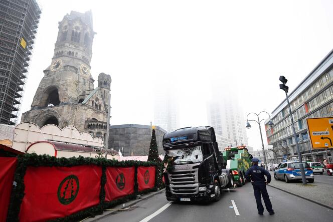 « Le terrorisme veut détruire l’Europe. Il veut en finir avec notre civilisation commune. Il veut défaire nos valeurs collectives » (Photo: le camion qui a foncé sur un marché de Noël à Berlin, tuant douze personnes, est remorqué, le 20 décembre).