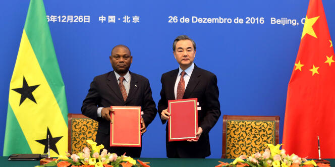 Le ministre chinois des affaires étrangères Wang Yi  et son homologue de Sao Tomé- et- Principe, Urbino Botelho lors de la cérémonie instaurant des relations officielles entre les deux pays, le 26 décembre 2016 à Pékin.