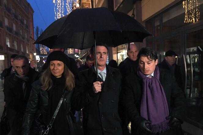Manuel Valls, sur le marché de Noël de Strasbourg, le 22 décembre.