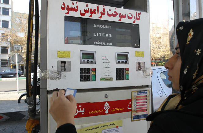 Une Iranienne dans une station-service, à Téhéran, en 2010.