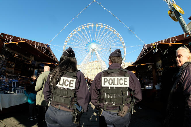 Des policiers, le 9 décembre à Marseille.