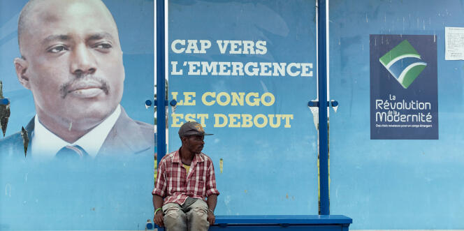 Un vendeur à un arrêt de bus, dans le centre-ville de Kinshasa.