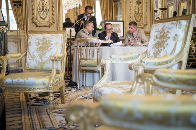 François Hollande en réunion avec le général Pierre de Villiers (à gauche), chef d’état-major des armées, et Benoît Puga, son chef d’état-major particulier, en octobre 2014.