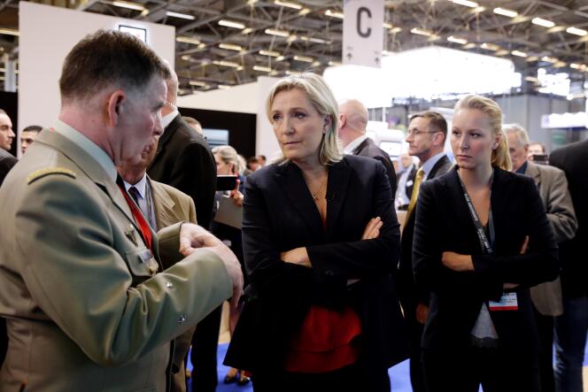 Marine Le Pen et Marion Maréchal-Le Pen, au salon international de défense Eurosatory, le 15 juin 2016.