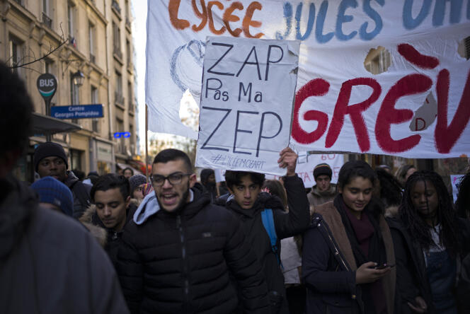 Manifestation pour demander des ressources supplémentaires aux lycées de ZEP, à Paris, le 29 novembre.