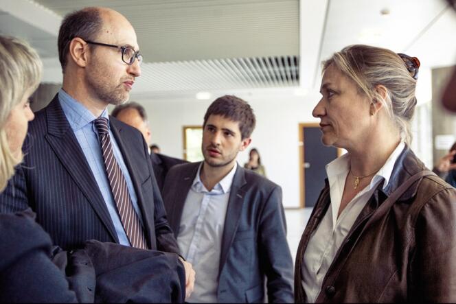 Les avocats François Honnorat (à gauche) et Charles Joseph-Oudin (au centre) avec Irène Frachon, la pneumologue à l’origine de l’affaire du Mediator (ici au tribunal de Nanterre, le 14 mai 2012).
