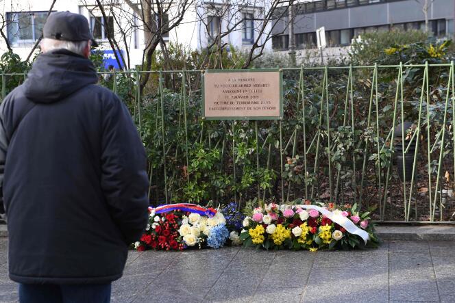 Devant la plaque en mémoire au policier Ahmed Merabet, assassiné le 5 janvier 2015 sur le boulevard Richard-Lenoir à Paris.