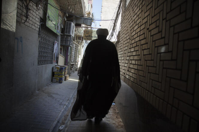 Un séminariste dans les rues de la vieille ville de Nadjaf, le 21 mai 2016.