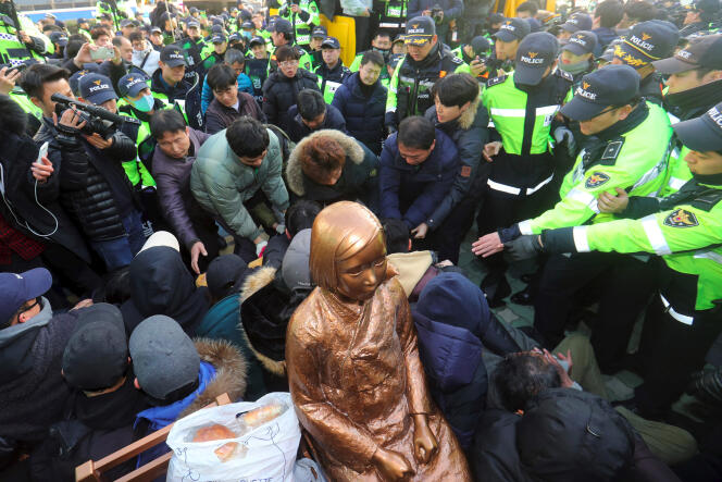 La statue d’une « femme de réconfort » devant le consulat japonais de Busan, en Corée du Sud.