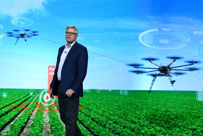 Le patron de Qualcomm, Steve Mollenkopf, s’exprime devant un tableau bucolique de drones agricoles.