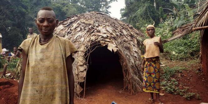Couple de Baka devant sa hutte au Cameroun.