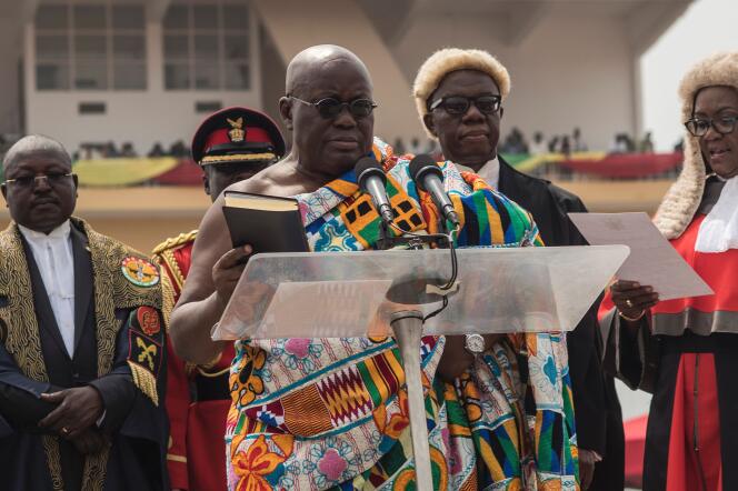 Nana Akufo-Addo (au centre) prête serment en tant que quatrième président de la République du Ghana, à Accra, le 7 janvier 2017.
