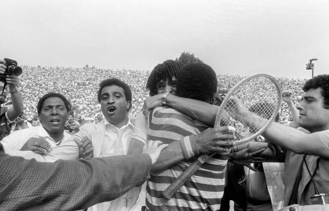 Yannick Noah dans les bras de son père après sa victoire à Roland-Garros en 1983.