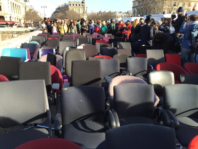 Cent quatre-vingt-seize chaises réquisitionnées dans des banques et rendues, le 8 février 2016, à proximité du palais de justice de Paris, à l’occasion de l’ouverture du procès Cahuzac.