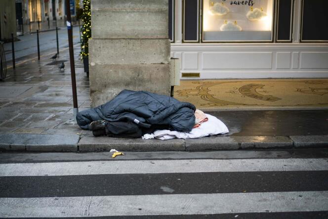 Un sans-abri dans les rues de Paris, le 8 janvier.