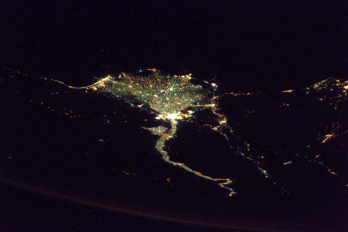 Le Nil, son delta et la ville du Caire, en Egypte, vus de l’espace. Cette prise de vue de nuit montre bien la concentration de la population le long des rives du fleuve.