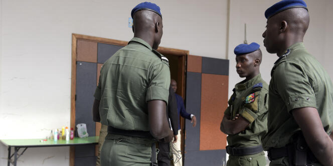 Des soldats surveillent l’entrée de la cour à Dakar, le 9 janvier 2017, au premier jour du procès en appel de l’ex-président tchadien Hissène Habré.