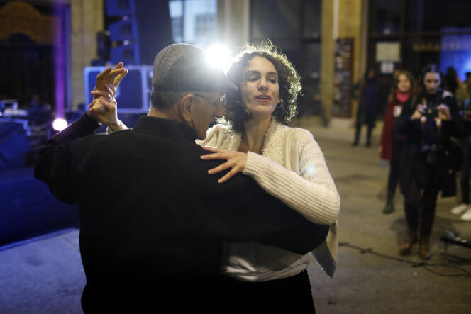 Un Chypriote grec et une Chypriote turque dansent ensemble lors du Compte à rebours vers la paix, un événement organisé à Nicosie, le 8 janvier.