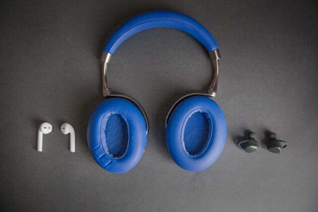 Les écouteurs ont une qualité sonore moins bonne, mais ils sont beaucoup plus faciles à transporter.