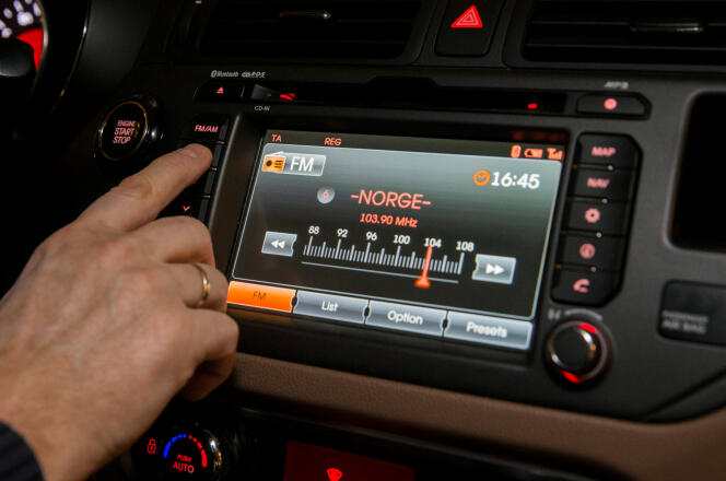 Une radio FM dans une voiture en Norvège.