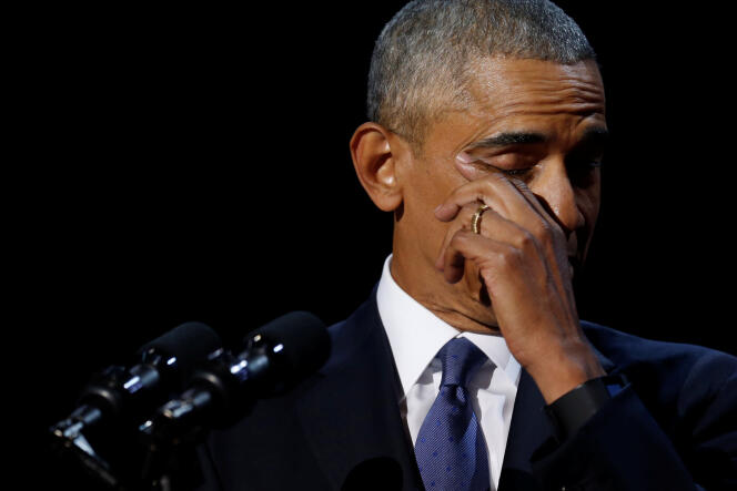 Barack Obama essuie une larme lors de son discours d’adieu mardi 10 janvier à Chicago.