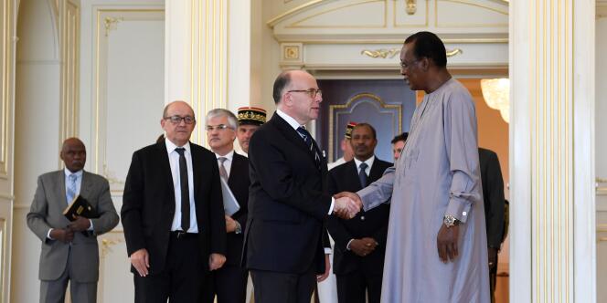 Le premier ministre Bernard Cazeneuve et Idriss Déby à N’Djamena, le 29 décembre 2016.