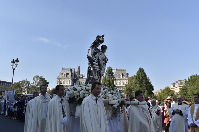 Une statue de la Vierge Marie lors de la procession à Paris le 15 août 2016.