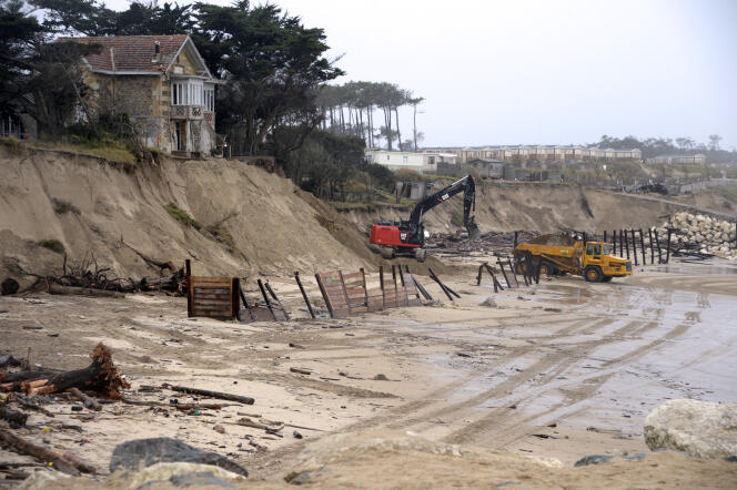La villa Amélie, à Soulac-sur-Mer, le 6 avril 2014. La dune a été renforcée afin que la maison ne succombe pas à l’érosion.