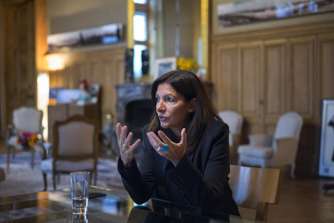 La maire de Paris, Anne Hidalgo, le 11 janvier 2017 dans son bureau de l'hôtel de ville.