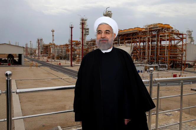 Le président, Hassan Rohani, en  2015, à Asalouyeh, dans le sud de l’Iran.