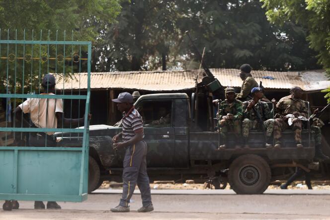 Des soldats mutins en déplacement dans les rues de Bouaké, le 13 janvier 2017.