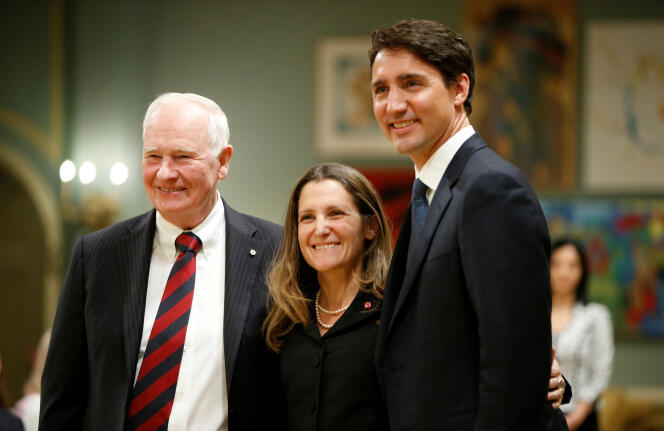 Le premier ministre du Canada, Justin Trudeau (à droite), pose en compagnie du gouverneur général du Canada, David Johnston, et de Chrystia Freeland, qui vient d’être nommée à la tête de la diplomatie à la faveur d’un remaniement gouvernemental, à Ottawa, le 10 janvier 2017.