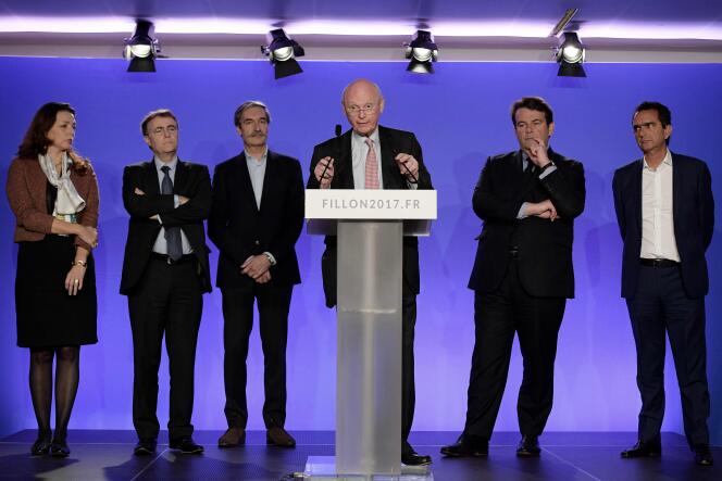 Patrick Stefanini, entouré de membres de l’équipe de François Fillon, le 13 janvier, au quartier général du candidat.
