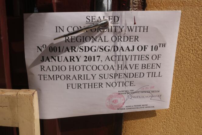 La note annonçant la fermeture de la radio Hot Cocoa, l’une des radios les plus suivies de la ville de Bamenda, dans la région anglophone du Cameroun de Nord-Ouest, le 15 janvier 2017.
