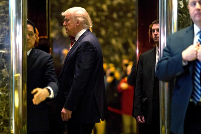 Le président élu Donald Trump, dans l’un des ascenseurs de la Trump Tower à New York, lundi 16 janvier.