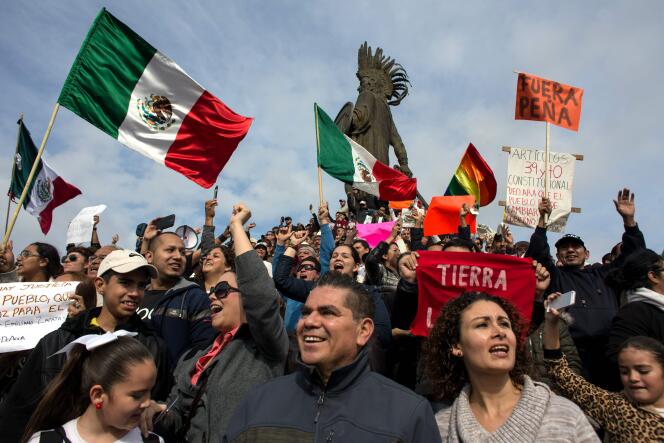 Des Mexicains réclament la démission de leur président, Enrique Peña Nieto, à Tijuana, dimanche 15 janvier, après sa décision d’augmenter les prix du pétrole de 20,1%.