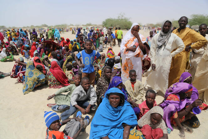 Des Nigérians fuyant une île du lac Tchad par crainte de violences de Boko Haram.