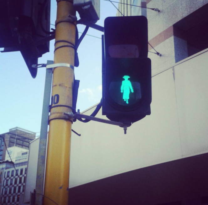 A Wellington, la municipalité a remplacé le bonhomme vert par la silhouette de la suffragette néo-zélandaise Kate Sheppard.