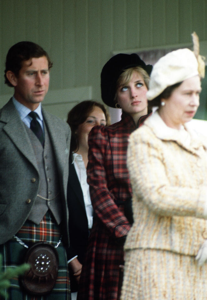 Queen Elizabeth II with Lady Diana and Prince Charles, in September 1981, in Braemar (Scotland).