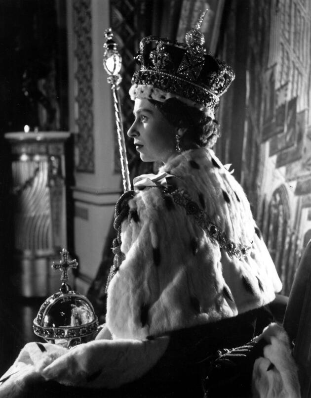 Elizabeth II lors de son couronnement, le 2 juin 1953, dans l’abbaye de Westminster, à Londres.