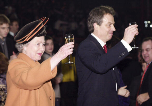 Elizabeth II et le premier ministre Tony Blair, au Dôme du Millénaire, à Greenwich, à Londres, le 31 décembre 1999.