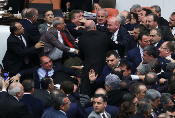 Des députés turcs en sont venus aux mains, le 12 janvier, à Ankara, lors d’un débat sur le projet de réforme constitutionnelle.