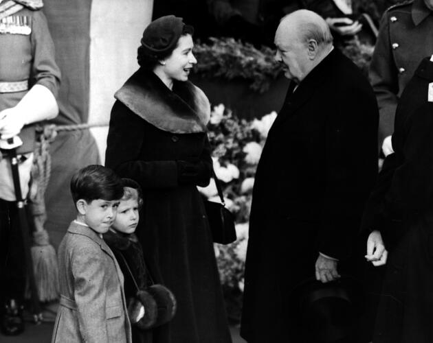 Elizabeth II et ses enfants le prince Charles et la princesse Anne, avec Winston Churchill, en 1953.