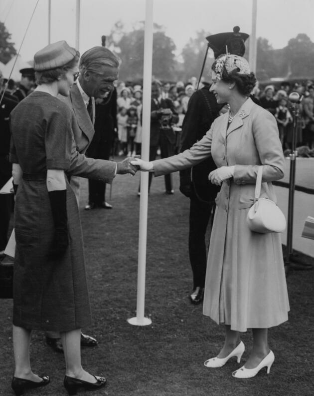 La reine Elizabeth II serre la main du premier ministre Sir Anthony Eden, à Winchester, le 25 juillet 1955.